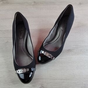 Life Stride " Lover" Black Flex Pumps w/ Silver Buckle Size 7.5 w/ 2 1/2"  Heel